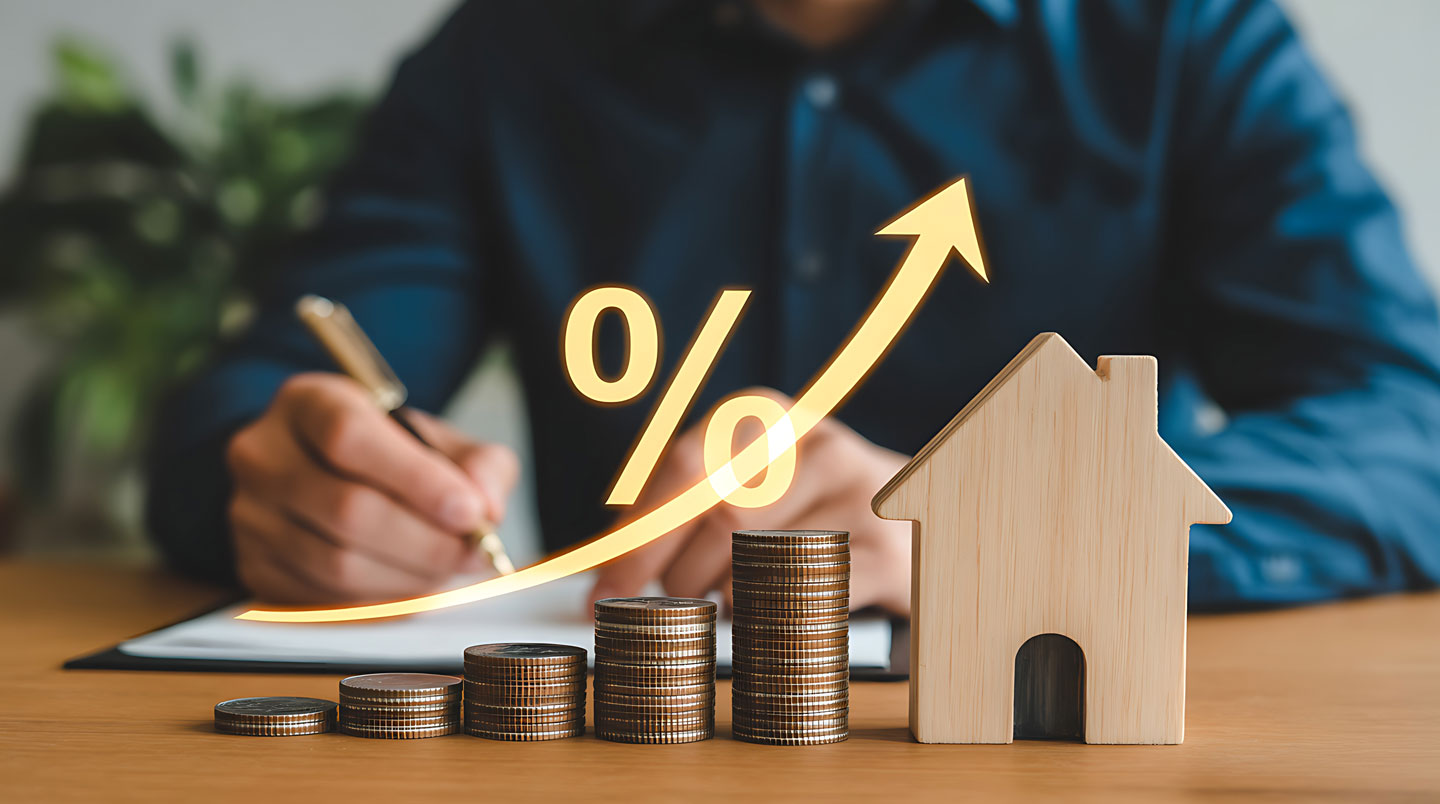 Graphique de taux d'intérêt immobilier avec calculatrice posée sur des documents financiers