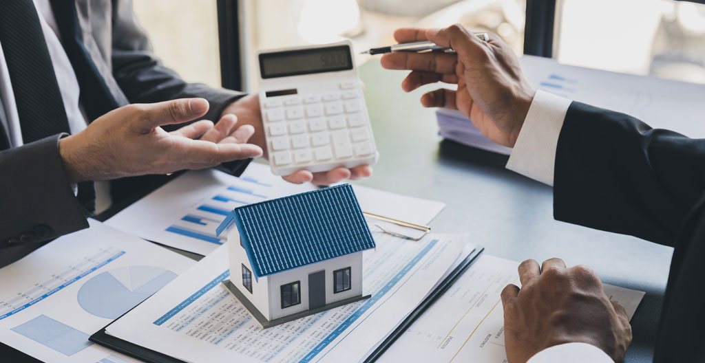 Couple en train d'analyser des documents financiers pour calculer leur budget immobilier